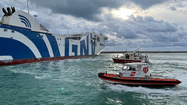 Esercitazione Complessa davanti al Porto di Civitavecchia  su una nave di GNV - News - Gruppo Ormeggiatori e Barcaioli del Porto di Civitavecchia